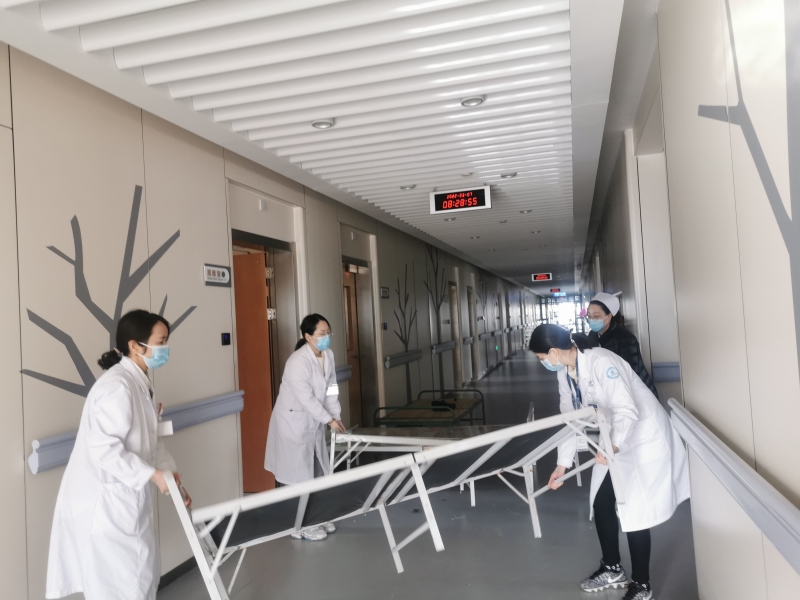 张嫚（左二）.jpg